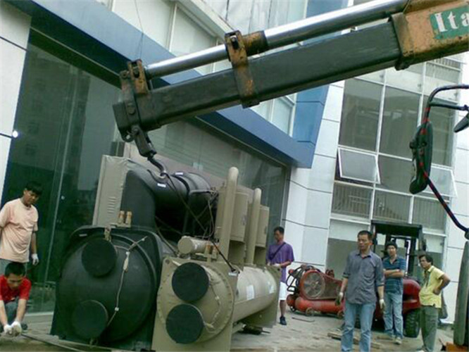 横县随车吊和汽车吊的核心区别是什么？哪种更省钱？